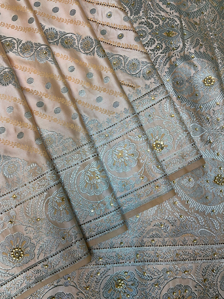 Cream Katan Banarasi Saree with Silver Zari Floral Weaving And Grand Pallu B0626ds