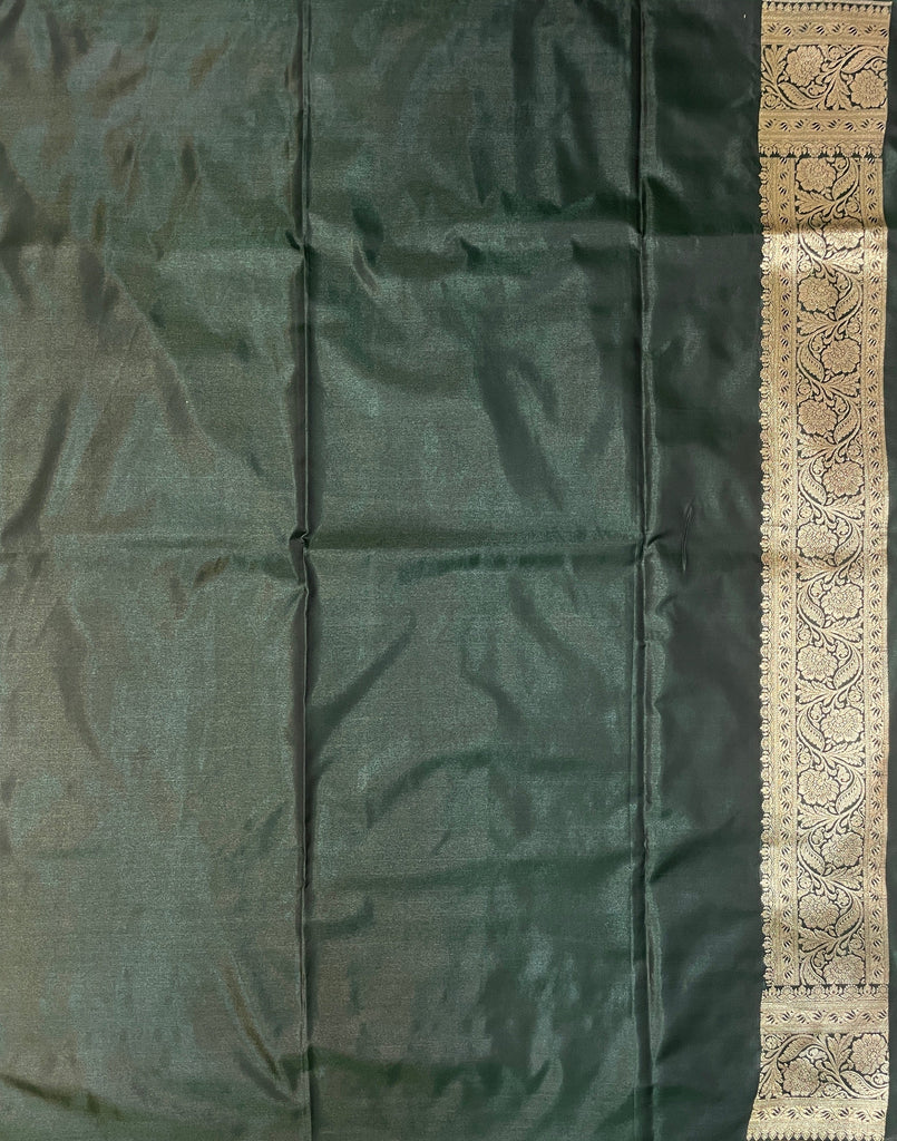 Dark Green And Red Katan Banarasi Saree with Silver Zari Floral Weaving And Grand Pallu B0583ds