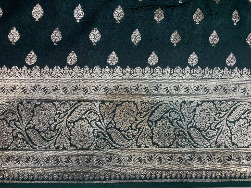 Dark Green And Red Katan Banarasi Saree with Silver Zari Floral Weaving And Grand Pallu B0583ds