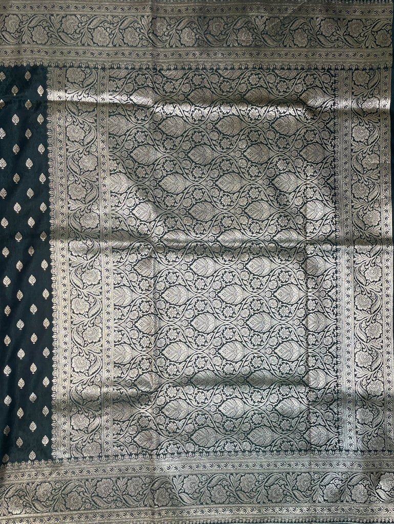 Dark Green And Red Katan Banarasi Saree with Silver Zari Floral Weaving And Grand Pallu B0583ds