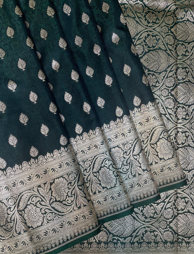 Dark Green And Red Katan Banarasi Saree with Silver Zari Floral Weaving And Grand Pallu B0583ds