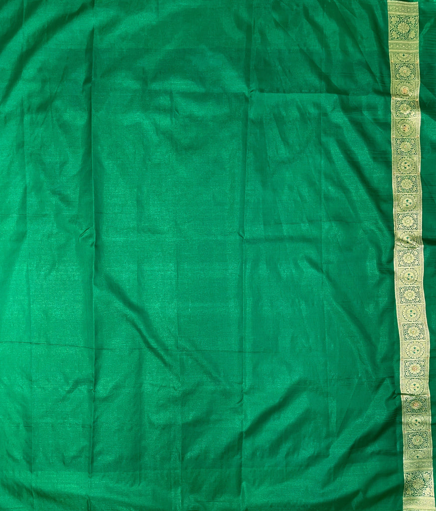 Maroon And Green Katan Banarasi Saree with Silver Zari Floral Weaving And Grand Pallu B0639ds