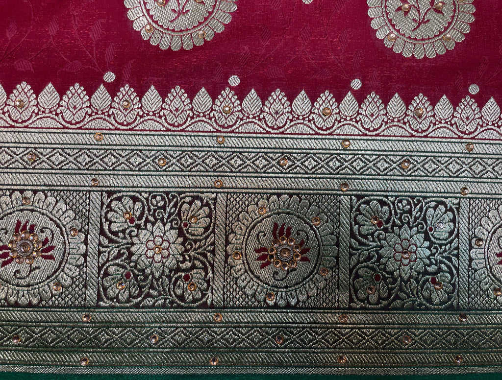 Maroon And Green Katan Banarasi Saree with Silver Zari Floral Weaving And Grand Pallu B0639ds