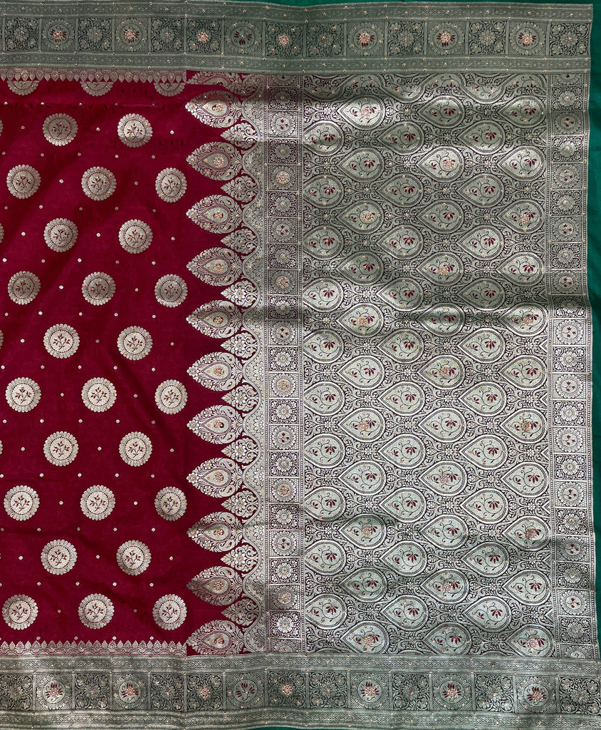 Maroon And Green Katan Banarasi Saree with Silver Zari Floral Weaving And Grand Pallu B0639ds