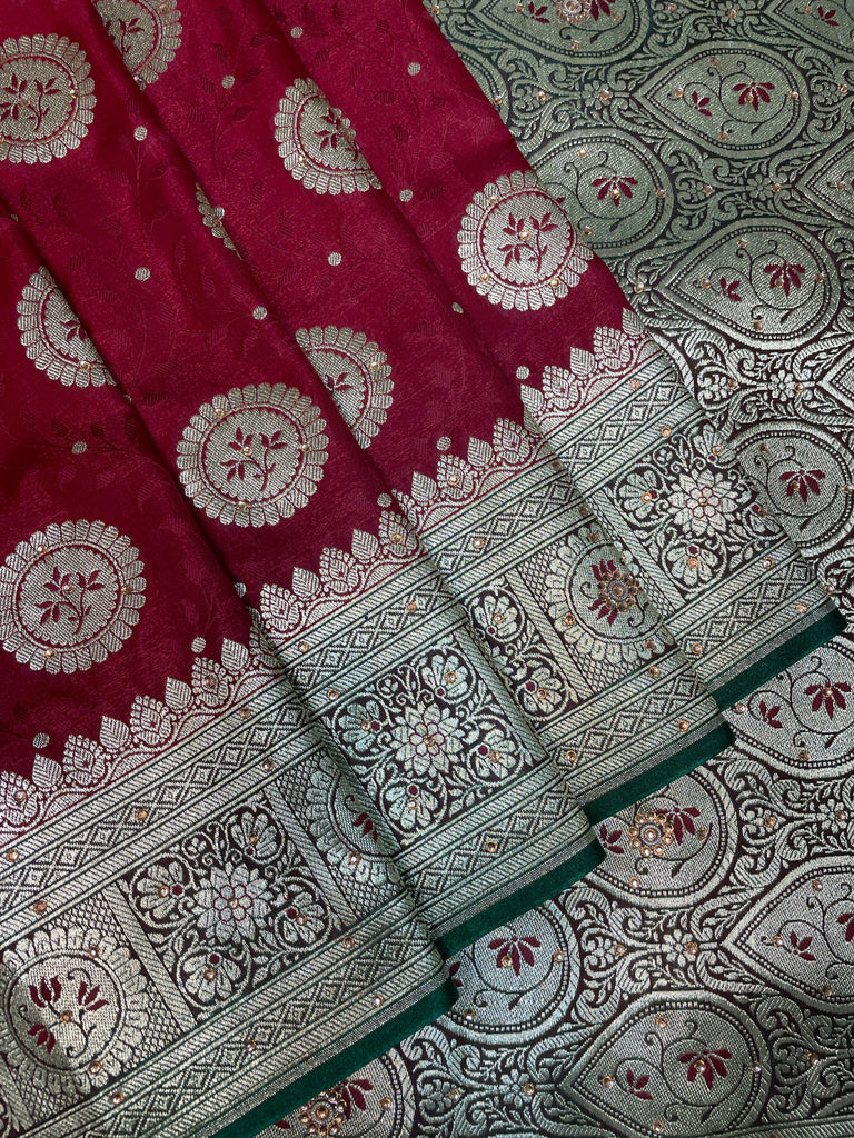 Maroon And Green Katan Banarasi Saree with Silver Zari Floral Weaving And Grand Pallu B0639ds