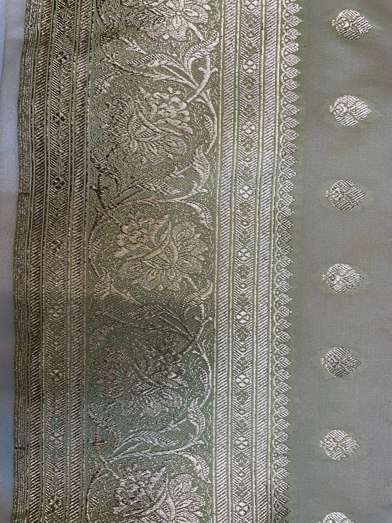 White Katan Banarasi Saree with Silver Zari Floral Weaving And Grand Pallu B0635ds