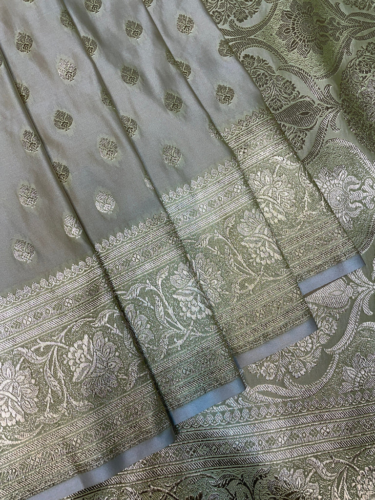 White Katan Banarasi Saree with Silver Zari Floral Weaving And Grand Pallu B0635ds