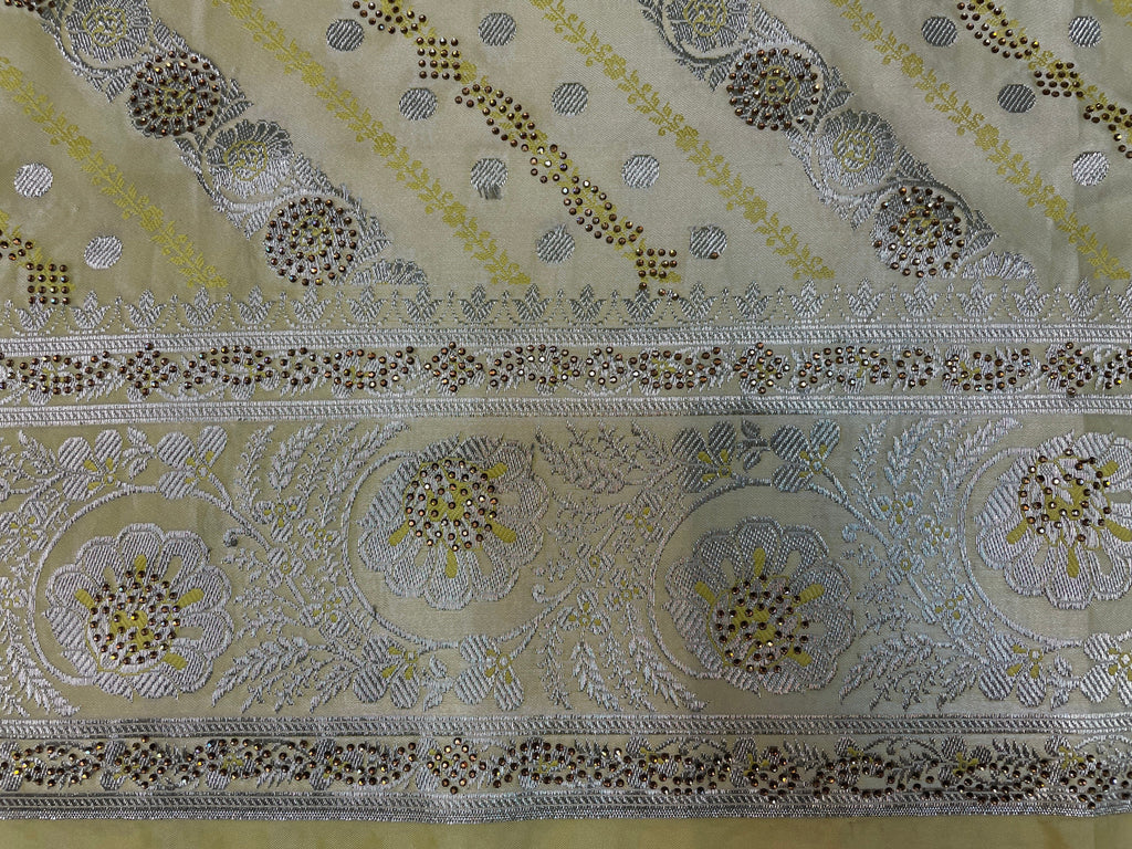 Yellow Katan Banarasi Saree with Silver Zari Floral Weaving And Grand Pallu B0627ds